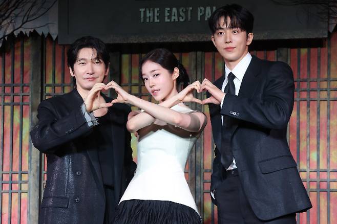 8일 서울 영등포구 페어몬트 앰배서더에서 열린 넷플릭스 시리즈 '동궁' 제작발표회에서 배우들이 포즈를 취하고 있다. 왼쪽부터 조승우, 노윤서, 남주혁. 연합뉴스