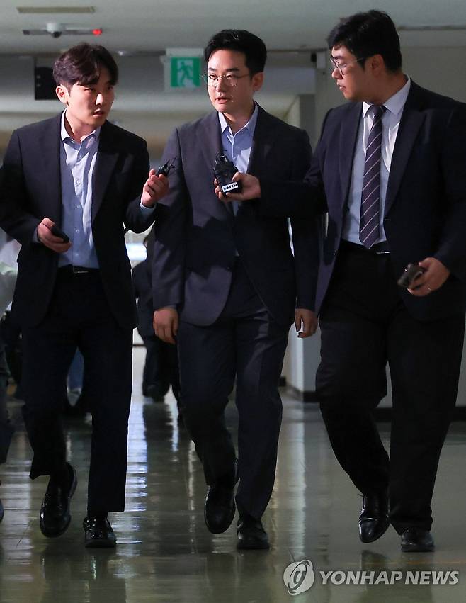 피습 자작극 의혹 정이한, 구속 갈림길 (부산=연합뉴스) 손형주 기자 = 지난 6·3 지방선거에서 피습 자작극 의혹을 받는 정이한 전 개혁신당 부산시장 후보가 8일 부산지방법원에 구속 전 피의자 심문(영장실질심사)에 출석하기 위해 법정에 들어서고 있다. 2026.7.8 handbrother@yna.co.kr