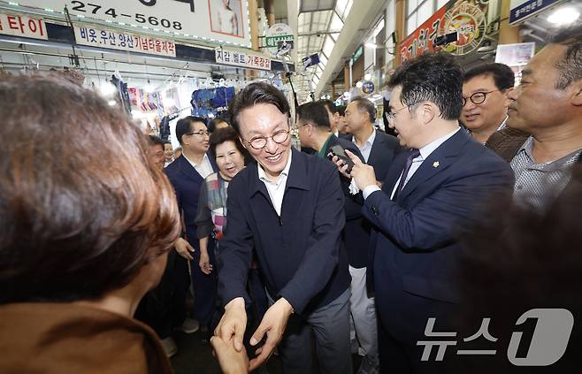 김민석 전 국무총리가 8일 전남광주통합특별시 목포 동부시장을 방문해 상인들과 인사를 나누고 있다. 2026.7.8 ⓒ 뉴스1 김태성 기자