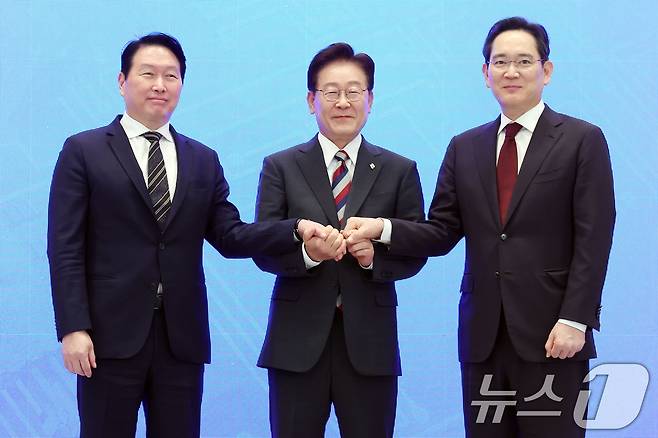 이재명 대통령과 이재용 삼성전자 회장, 최태원 SK그룹 회장이 청와대 영빈관에서 열린 대한민국 대도약 3대 메가프로젝트 국민보고회에서 손을 맞잡고 있다. 2026.6.29 ⓒ 뉴스1 허경 기자