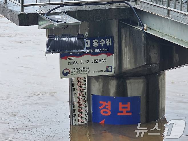 경북지역 홍수 주의보가 경보로 상향 조정된 9일 오후 경북 문경시 영강 수위가 상승하고 있다. 낙동강홍수통제소는 9일 오전 10시 10분을 기해 영강이 지나는 문경시 영순면 김용리 일대에 홍수 위험 단계를 심각으로 격상했다. 2026.7.9 ⓒ 뉴스1 신성훈 기자