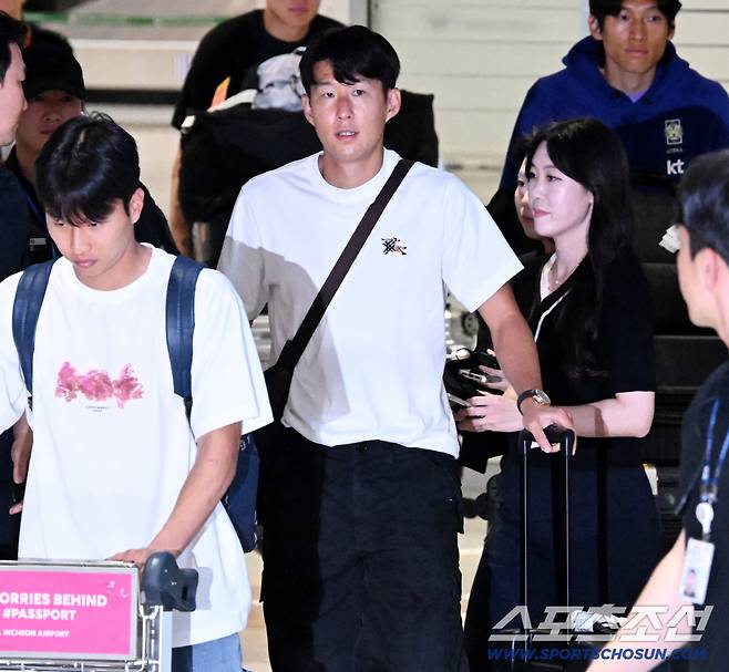 2026 북중미 월드컵을 마친 손흥민이 1일 인천공항을 통해 귀국했다. 엄지성과 함께 입국장으로 들어서는 손흥민의 모습. 인천공항=허상욱 기자wook@sportschosun.com/2026.07.01/