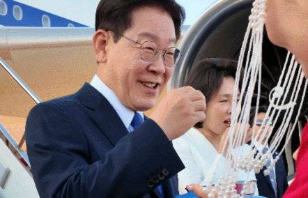 몽골을 국빈 방문한 이재명 대통령과 김혜경 여사가 9일(현지 시간) 울란바타르 칭기즈칸 국제공항에 도착해 환영객에게 몽골 전통과자인 ‘아롤’을 대접받고 있다. 이재명 대통령 X 갈무리