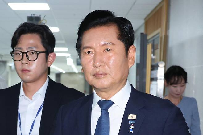 정청래 전 더불어민주당 대표가 8일 서울 여의도 국회 의원회관에서 열린 서남권 반도체 클러스터 성공을 위한 정책토론회를 마친 후 토론회장을 나서고 있다. 뉴스1