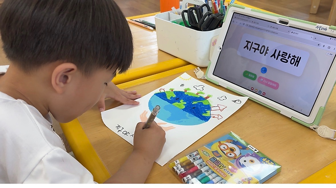 부산 영도구 영일유치원 원생이 교사들이 개발한 애플리케이션을 통해 글자를 익히고 있다. 부산시교육청 제공