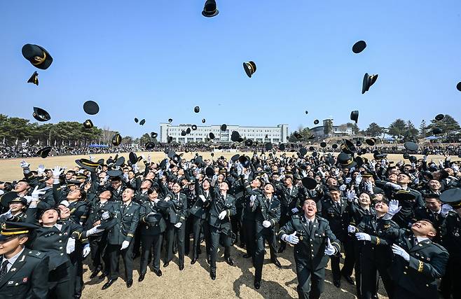 올해 3월 26일 전북 익산 육군부사관학교에서 열린 육군 26-1기 부사관 임관식에서 신임부사관들이 정모를 던지며 자축하고 있다. 육군 제공