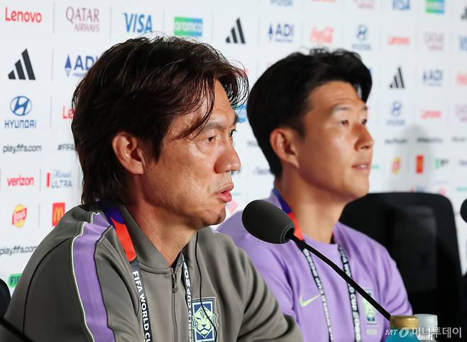 (과달라하라(멕시코)=뉴스1) 임세영 기자 = 홍명보 대한민국 축구국가대표팀 감독이 10일(현지시간) 멕시코 할리스코주 사포판 과달라하라 스타디움에서 2026 북중미 월드컵 A조 조별리그 1차전 대한민국과 체코의 경기를 하루 앞두고 열린 공식 기자회견에서 발언을 하고 있다. 오른쪽은 손흥민. 2026.6.11/뉴스1 Copyright (C) 뉴스1. All rights reserved. 무단 전재 및 재배포, AI학습 이용 금지. /사진=(과달라하라(멕시코)=뉴스1) 임세영 기자