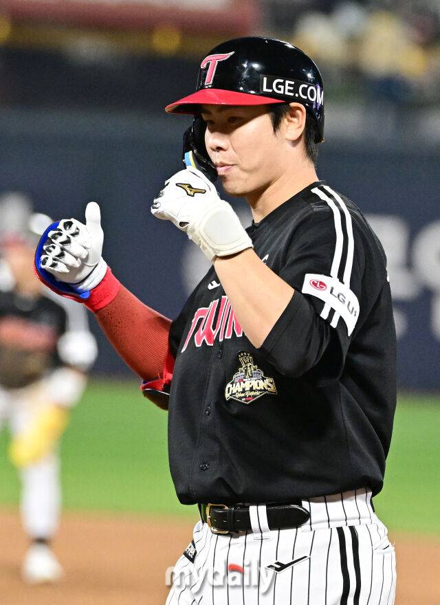 2026년 6월 4일 오후 경기도 수원KT위즈파크에서 열린 '2026 신한 SOL KBO리그' LG 트윈스와 KT 위즈의 경기. LG 홍창기 7회초 1사 1.3루서 동점타를 친 뒤 기뻐하고 있다./마이데일리