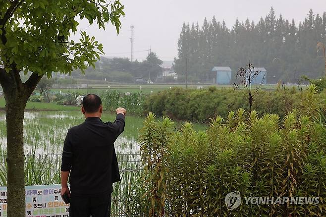 반도체 클러스터 들어설 부지 바라보는 주민 (전남광주=연합뉴스) 민현기 기자 = 8일 전남광주통합특별시 광산구 송정동에서 한 주민이 반도체 클러스터가 들어설 부지를 바라보고 있다. 2026.7.8 mhk0226@yna.co.kr