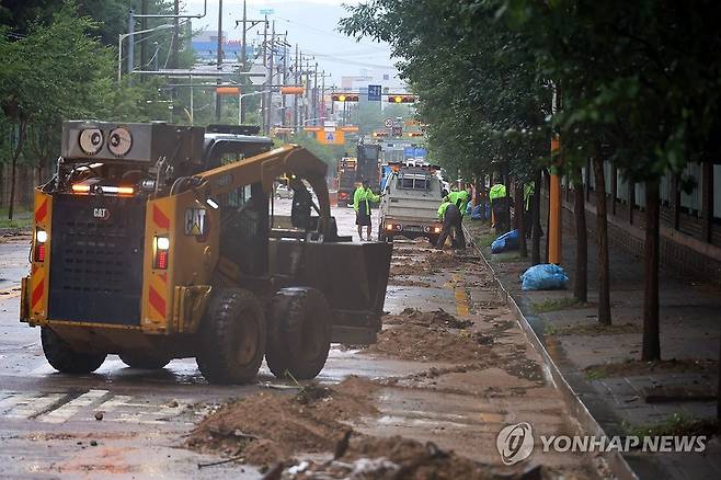 폭우에 아파트 단지 앞으로 쏟아진 토사 (대전=연합뉴스) 이주형 기자 = 폭우가 내린 9일 대전시 유성구 송강동의 한 아파트 단지 앞 도로에 토사가 덮이자 작업자들이 복구작업을 벌이고 있다. 2026.7.9 coolee@yna.co.kr