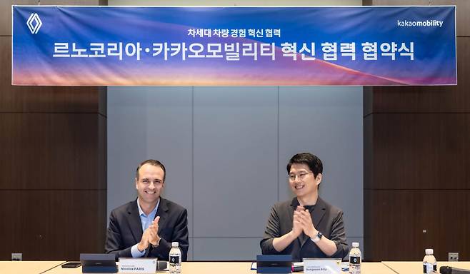 류긍선(오른쪽) 카카오모빌리티 대표와 니콜라 파리 르노코리아 사장이 ‘차세대 차량 경험 혁신 협력’ 업무협약(MOU) 체결식에서 기념촬영을 하고 있다.(사진=카카오모빌리티)