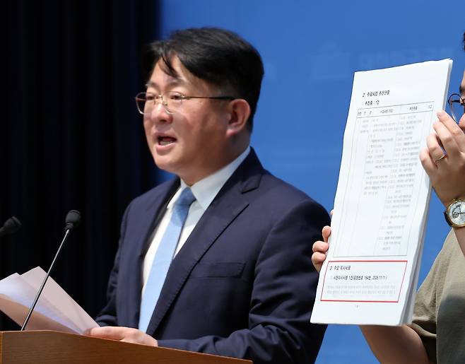 국회 행정안전위원회 소속 더불어민주당 박민규 의원이 25일 국회 소통관에서 GTX-A 삼성역 철근누락 부실시공사태와 관련, "현대건설이 서울시에 철근 누락 사실을 공식 보고한 11월 10일 바로 다음 날인 11일 지하화 공사 관련 오세훈 당시 시장의 지시사항이 전달됐다"며 관련 문건을 공개하고 있다. 연합뉴스