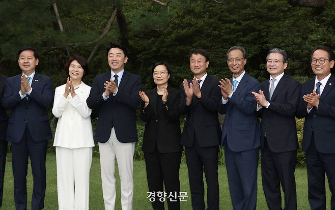 5일 서울 종로구 삼청동 총리공관에서 고위 당정청 회의가 열렸다. 이날 당정청회의에는 한성숙 신임 총리, 한병도 민주당 대표 직무대행 겸 원내대표, 강훈식 청와대 비서실장 등이 참석했다. 참석자들이 기념촬영을 하고있다. 김정근기자