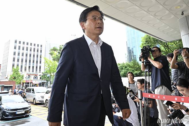 황교안 자유와혁신 대표가 10일 서울 송파구 송파경찰서에서 체육단체 직원들의 핸드볼경기장 내 사무실 진입을 막아 업무 방해 혐의를 받는 30대 여성(올다르크)의 변론을 위해 출석하고 있다. 남동균 기자