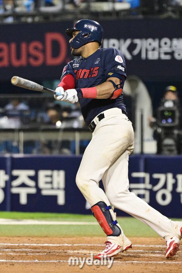 2일 서울 잠실야구장에서 열린 '2026 신한 SOL KBO리그' 롯데 자이언츠와 두산 베어스 경기. 롯데 레이예스가 8회초 1사 1-2루에 쓰리런을 치고 있다./마이데일리