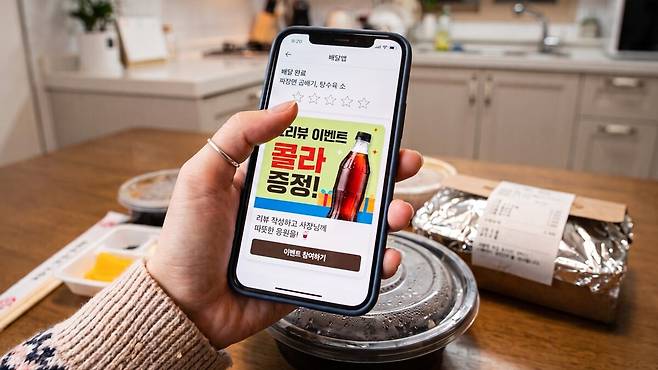 리뷰 작성 시 음료 등을 제공하는 이른바 ‘리뷰 이벤트’와 같은 마케팅은 일상 속에서 쉽게 찾아볼 수 있다. 기사의 이해를 돕기 위해 구글의 생성형 인공지능(AI) ‘제미나이’로 생성한 이미지