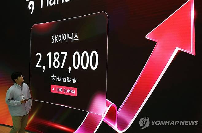 ADR상장 기대 SK하이닉스, 주가는? (서울=연합뉴스) 김주형 기자 = 코스피가 장 초반 3% 이상 급등세를 보이며 출발한 10일 서울 중구 하나은행 본점 딜링룸 현황판에 SK하이닉스 주가가 표시되고 있다.
SK하이닉스는 나스닥 시장에 미국 주식예탁증서(ADR)를 공식 상장해 거래가 시작될 예정이다. 2026.7.10 kjhpress@yna.co.kr