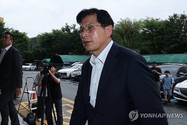 황교안, 올다르크 변호인단 자처 (서울=연합뉴스) 임화영 기자 = 6·3 지방선거 개표소로 사용된 올림픽공원 핸드볼경기장 문 앞에서 체육단체 직원들의 장내 사무실 진입을 막아 업무 방해 혐의를 받는 30대 여성의 경찰조사가 열린 10일 서울 송파경찰서에 자유와혁신 황교안 대표가 변호인단을 자처해 출석하고 있다. 2026.7.10 hwayoung7@yna.co.kr