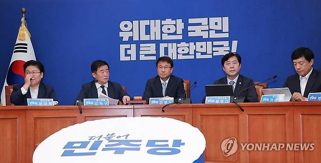 당 대표 선거 선호투표제 관련 발언하는 민주당 강득구 최고위원 (서울=연합뉴스) 신현우 기자 = 더불어민주당 강득구 최고위원이 10일 국회에서 열린 최고위원회의에 참석해 8·17 전당대회 당 대표 선거에 선호투표제를 도입하는 것과 관련해 발언하고 있다. 2026.7.10 nowwego@yna.co.kr