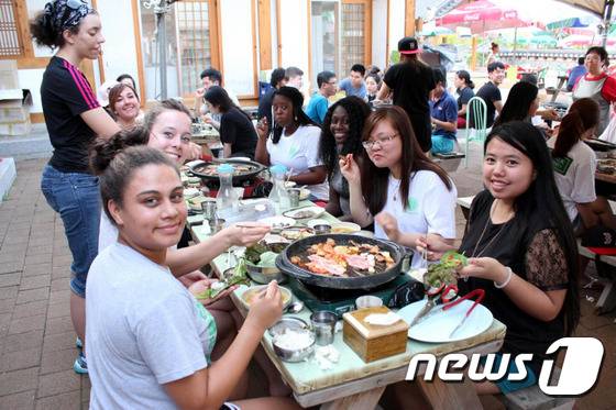 사진은 해외 대학 외국인 학생이 한국과 한국문화를 체험하며 다양한 전공 학문을 배우는 모습이다.(건국대 제공)
