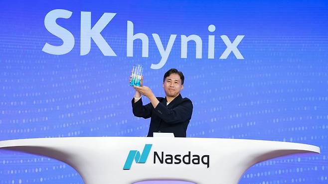 곽노정 SK하이닉스 CEO가 10일(현지 시간) 오전 미국 뉴욕 나스닥 마켓사이트에서 열린 나스닥 '오프닝 벨' 행사에서 상장 기념패를 들어보이고 있다.뉴시스