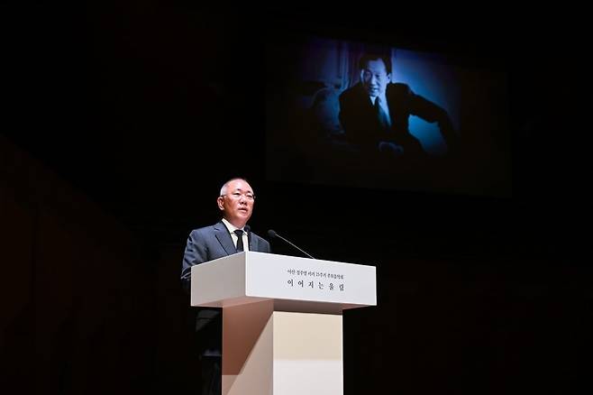 정주영 현대자동차그룹 창업회장 서거 25주기를 기리기 위해 지난 2월 개최된 추모 음악회의 의미와 준비과정이 CNN 프로그램 '쇼타임'을 통해 지난달 27일부터 29일까지 4차례에 걸쳐 전 세계 180여 개국에 방영됐다고 1일 밝혔다. 추모 음악회에서 정의선 현대자동차그룹 회장이 추모사를 하고 있다. 2026.7.1 / 사진=현대자동차·기아 제공