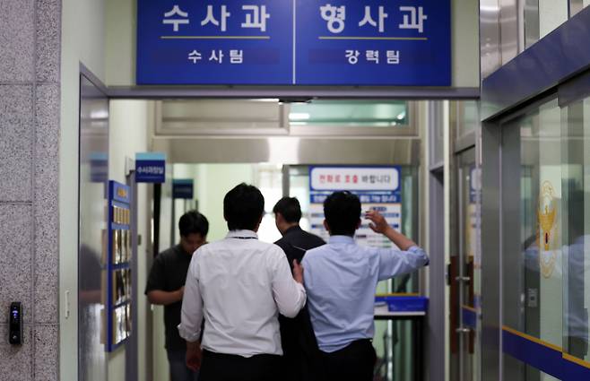 장윤기의 아버지인 장모 경감이 경찰청 특별수사팀 조사에서 휴대전화 녹음파일 삭제 경위를 추궁받자 "내가 지웠다"고 인정했다. 사진은 장윤기 사건에 대한 경찰의 증거인멸 의혹 등에 대한 강제 수사에 착수한 지난 7일 검찰 수사관들이 광주 광산경찰서 형사과에 들어가는 모습. /사진=뉴스1