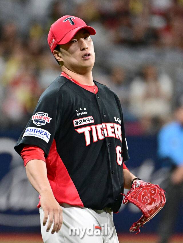 2026년 6월 23일 오후 서울 고척스카이돔에서 열린 '2026 신한 SOL KBO리그' KIA 타이거즈와 키움 히어로드의 경기. KIA 정해영이 8회말 구원등판해 투구를 준비하고 있다./마이데일리
