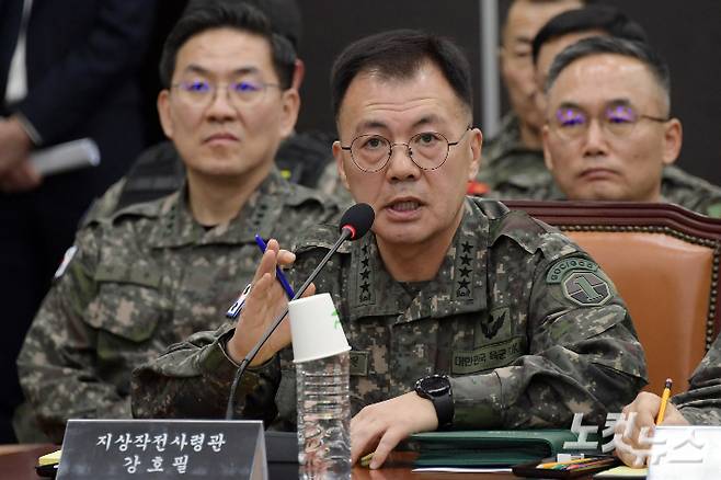 강호필 지상작전 사령관이 서울 여의도 국회에서 열린 윤석열정부의 비상계엄 선포를 통한 내란혐의 진상규명 국정조사특별위원회 전체회의에서 의원 질의에 답변을 하고 있다. 윤창원 기자