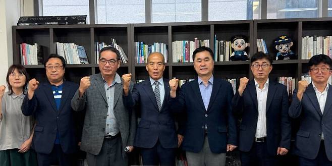 김종민 국회의원은 10일 세종시청 집현실에서 조상호 세종시장직 인수위 행정수도TF와 간담회를 가졌다. (사진=김종민 의원실 제공)