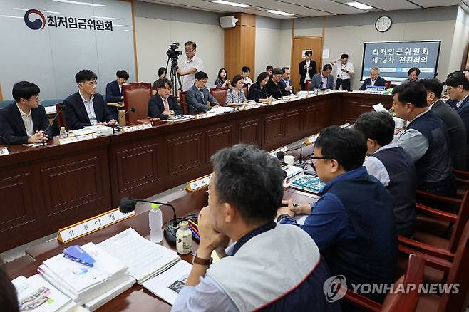 권순원 최저임금위원장이 지난 9일 정부세종청사 최저임금위원회에서 열린 제13차 전원회의를 주재하고 있다. 이날 노동계와 경영계는 9차 수정안으로 각각 시간당 1만 1220원과 1만 530원을 제시하며, 요구 격차를 690원으로 줄였다. (사진=연합뉴스 제공)