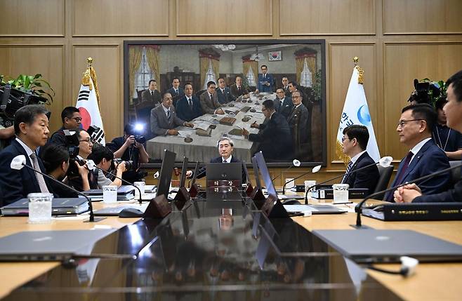 신현송 한국은행 총재가 28일 서울 중구 한국은행 본관에서 열린 취임 후 첫 금융통화위원회 본회의에서 의사봉을 두드리고 있다. 뉴시스