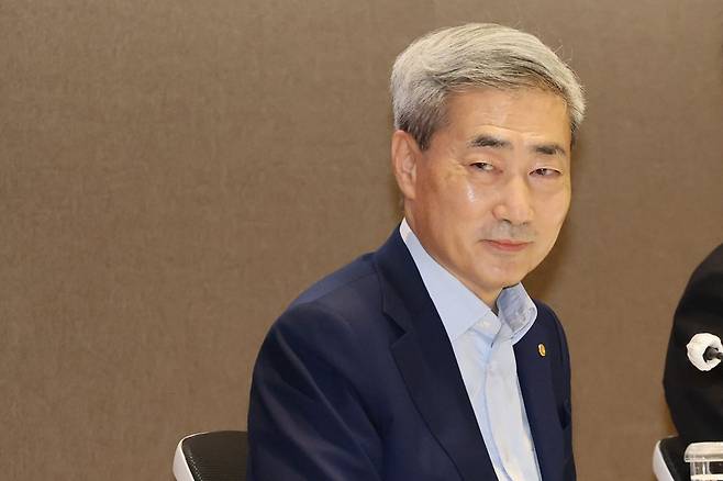신현송 한국은행 총재가 17일 서울 중구 하나은행 별관에서 열린 2026년 상반기 물가안정목표 운영상황 점검 기자설명회에서 모두발언을 마친 뒤 미소를 보이고 있다. 연합뉴스