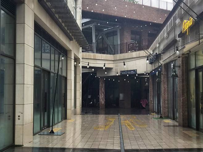 ▲ 지난 9일 오후 수원시 영통구 이의동 앨리웨이 광교의 모습. 점심시간대임에도 대부분의 호실이 비어있어 한산한 모습을 보이고 있다./강현서 수습기자tounou@incheonilbo.com