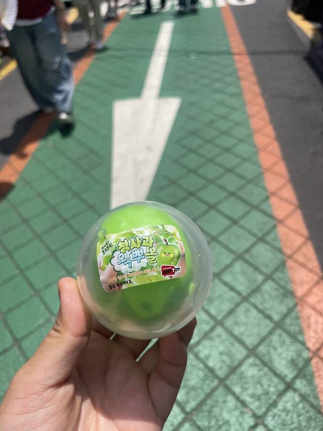 ▲기자가 완구거리에서 직접 구매해 본 청사과 왁뿌볼. 가격은 3000원. 사진=조하니 기자