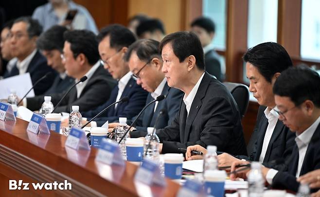 이찬진 금융감독원장이 13일 서울 영등포구 금융투자협회에서 열린 자산운용사 CEO 간담회에 참석해 발언하고 있다./사진=이명근 기자 qwe123@