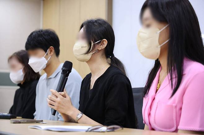 중앙그룹 채권투자 피해자들이 13일 오전 서울 종로구 변호사회관에서 열린 변호인단 언론 브리핑에서 발언하고 있다. (사진=뉴시스)