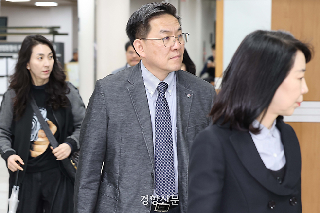 이진우 전 수도방위사령관이 지난 4월20일 서울 서초구 서울중앙지법에서 열린 내란중요업무종사 등 혐의 공판에 출석하고 있다. 사진공동취재단