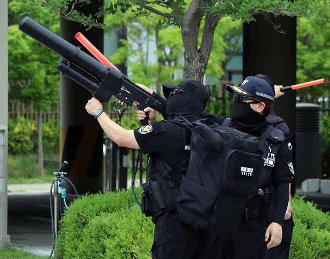 6월24일 세종경찰청 세종기동단에서 열린 대테러 합동훈련에 참가한 경찰 대원이 정부세종청사로 진입하는 불법 드론을 향해 재밍건을 쏘고 있다. ⓒ연합뉴스