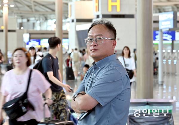 ‘인천공항 역사의 산증인’ 고영호 보안경비팀 계장이 포즈를 취하고 있다. 2026.7.8 /김용국기자 yong@kyeongin.com
