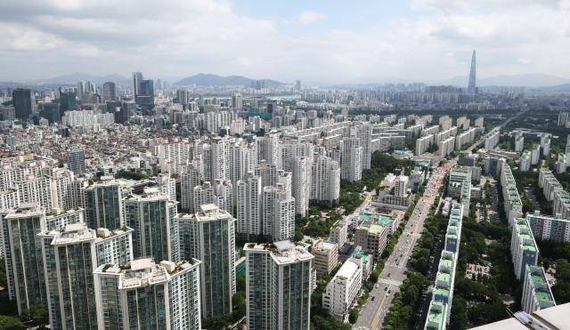 13일 재건축을 앞두고 있는 아파트 단지를 포함한 강남 일대 전경 사진연합뉴스