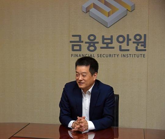 김성웅 금융보안원 금융AI보안연구소장이 지난 6일 경기 용인시 금융보안원 본원에서 진행된 한국금융신문과의 인터뷰에서 AI 보안 위협 대응 방향을 설명하고 있다. / 사진=금융보안원