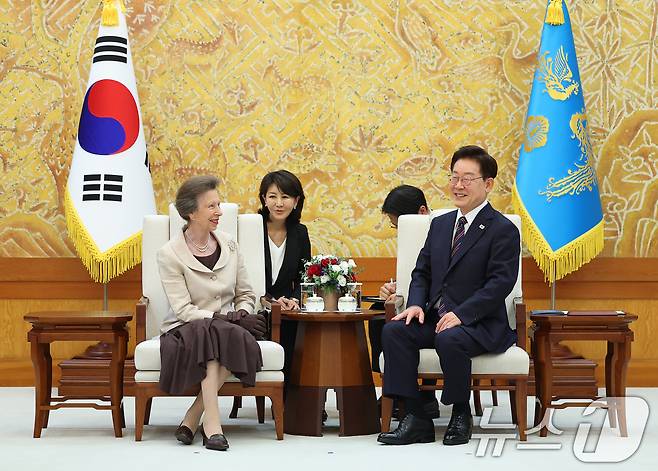 이재명 대통령이 14일 청와대에서 영국 찰스 3세 국왕의 여동생인 앤 공주와 대화하고 있다. (청와대통신사진기자단) 2026.7.14 ⓒ 뉴스1 허경 기자
