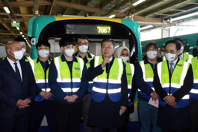 2022년 1월 21일 문재인 대통령이 이집트 카이로 메트로 3호선 아들리만수르역에서 현대로템이 신규제작한 열차를 타고 엘살렘 차량기지로 이동한 뒤 우리 기업 관계자들을 격려하고 있다. 문 대통령은 이 일정 중에도 K9 자주포 계약식 관련 상황을 계속 확인했다. 카이로=왕태석 선임기자