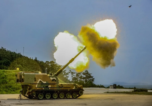 한화에어로스페이스가 제작한 K9 자주포가 155mm 포탄을 실사격하고 있다. 한화에어로스페이스 제공