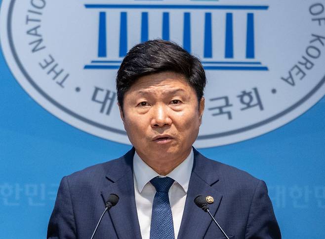 홍기원 더불어민주당 의원이 14일 국회 소통관에서 민주당이 추진 중인 형사소송법안에 검찰의 보완 수사권 일부를 남겨 두는 형사소송법 개정안 발의 기자회견을 하고 있다. 연합뉴스