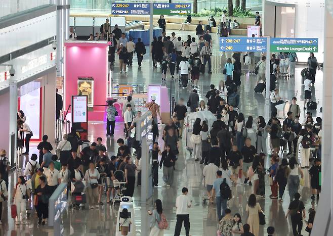 인천국제공항 누적 여객 10억명을 달성한 지난 7일 인천국제공항 면세구역이 여행객들로 붐비고 있다. 연합뉴스