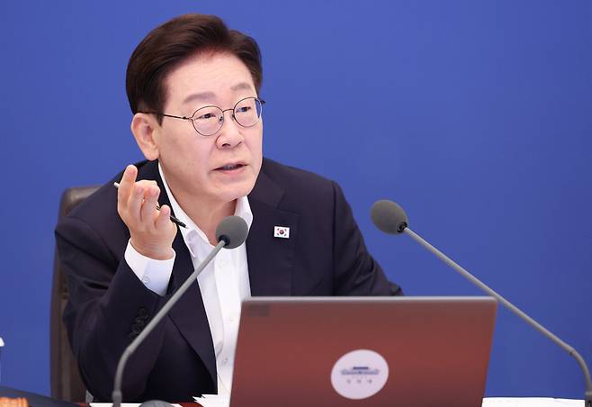 이재명 대통령이 14일 청와대에서 열린 국무회의에서 발언하고 있다.