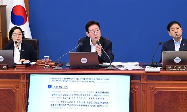 질문하는 李 이재명 대통령이 14일 청와대에서 주재한 국무회의에서 ‘2026년 하반기 경제성장전략’과 ‘형사미성년자(촉법소년) 연령기준 공론화 결과’ 등에 대해 보고받은 뒤 질문하고 있다. 왼쪽부터 한성숙 국무총리, 이 대통령, 구윤철 부총리 겸 재정경제부 장관. 남정탁 기자