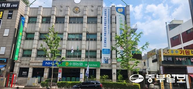 제4회 전국동시조합장선거가 230여 일 앞으로 다가온 가운데 수원시의 한 농협에 기부행위 제한을 알리는 현수막이 걸려 있다. 신연경기자
